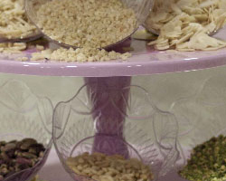 Mandorle: sgusciate, pelate, a granella, a bastoncini, affettate, farina | Pinoli | Pistacchi di Bronte | Granella di pistacchi | Nocciole tostate intere e in granella | Noci | Uvetta sultanina | Farina di cocco | Albicocche secche | Fichi secchi | Datteri
